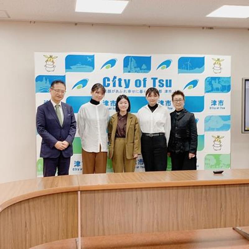 南臺科技大學學生設計團隊於發表會後與三重津市長(左1)、山川社長(右1)合影。