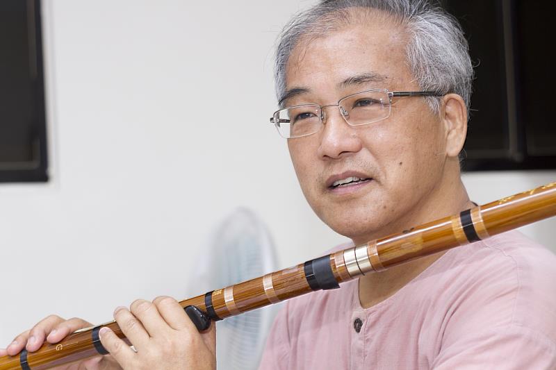 陳中申吹笛近六十年，蒐集過各類笛簫。（圖／風潮音樂　供）