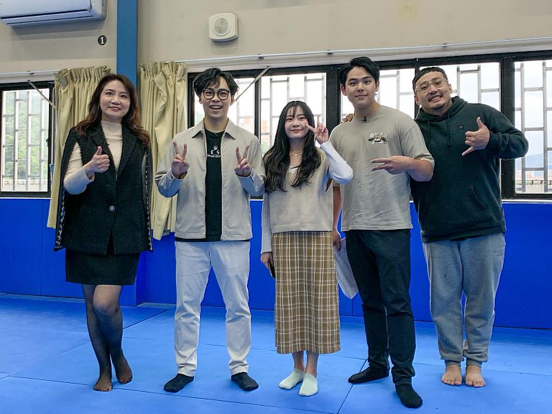 圖一：知名「喜劇演員」賀瓏（左二）到世新大學挑戰3堂特色課程與傑出學生，圖為「影視武術」課程