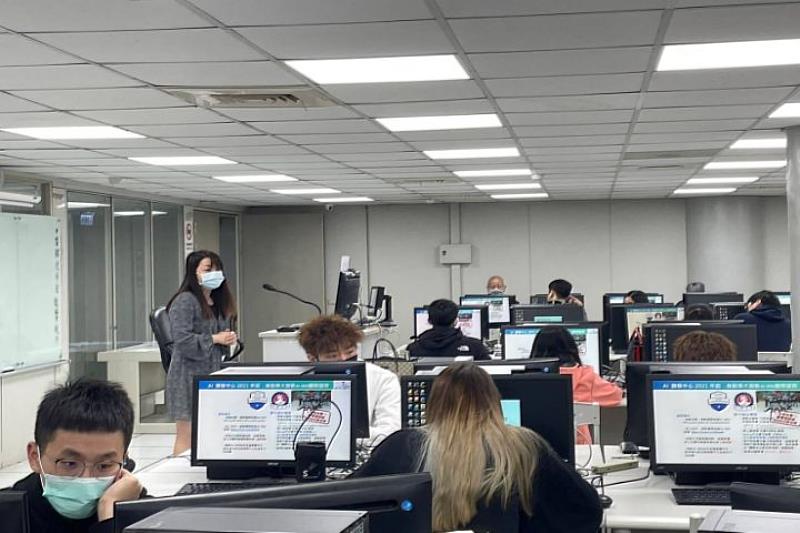 中華大學AI⁺體驗中心執行長陳昀暄表示，學校是全台首間微軟前瞻育才全合作的大學，由微軟提供軟體、教材、業師和數據供師生使用。