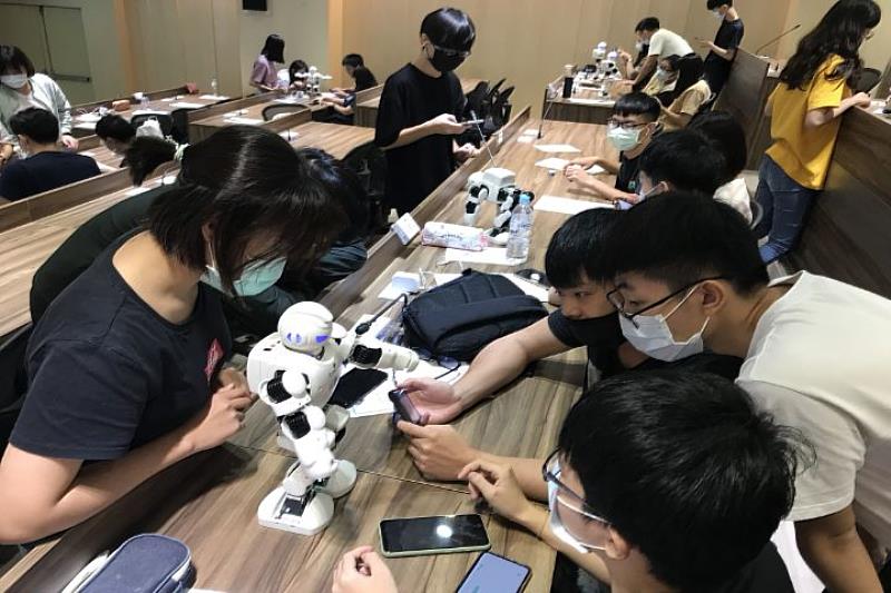 中華大學設有AI⁺體驗中心，要求所有大一新生都必須上AI課程，並將AI教材融入全校五大學院的各式專業課程中，積極培養學生AI應用的能力。