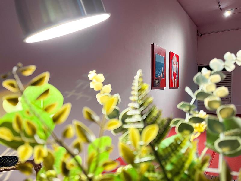 蕭逸玫個展以現場舒適花草桌椅的擺設，讓觀眾體驗理想居住的感受。