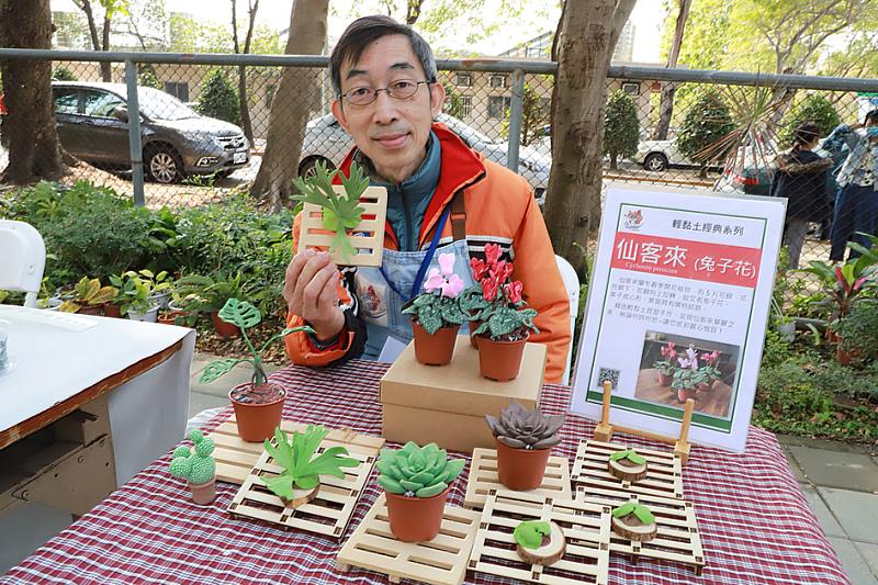 攤位用輕黏土做成各式蕨類