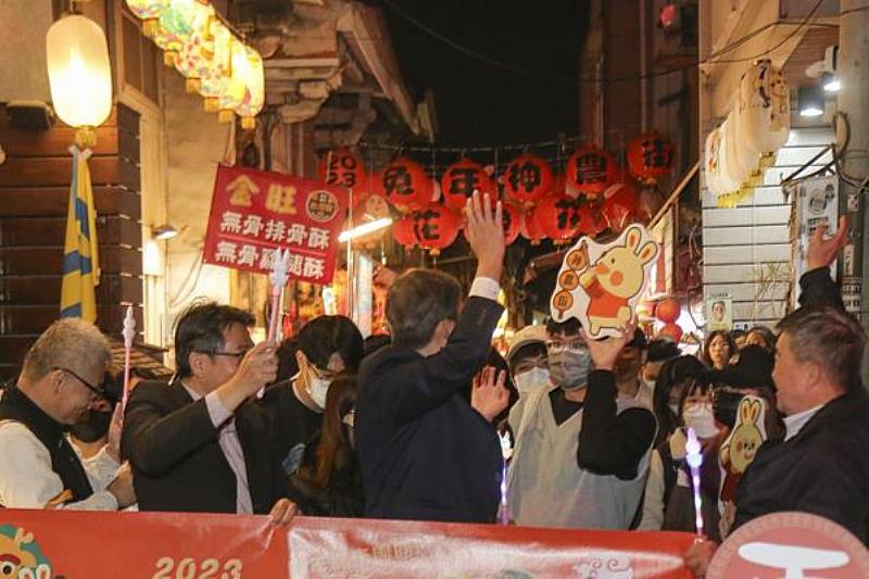 南臺科大長官與台南市文化協會帶領師生一起與花燈揮手再見之情形。