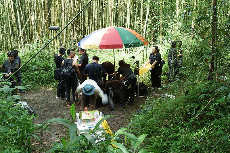 義守大學電影與電視學系師生團隊前進阿里山取景，拍攝樹林穿梭打鬥精彩戲碼，同時也呈現臺灣獨特山林美景(照片來源：義守大學提供)。