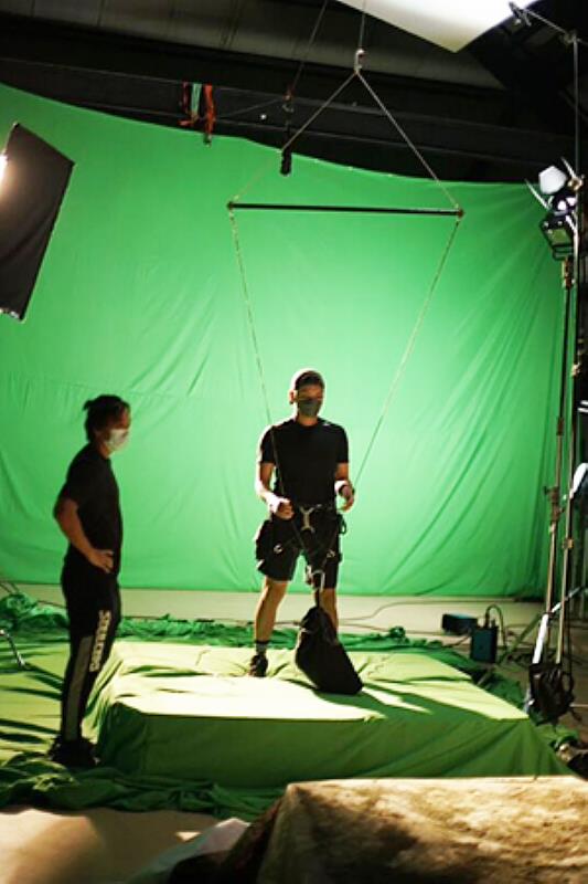 九天玄女降落義守大學，校園搭建合成棚，主角吊鋼索尬演技，「逐鹿之戰－人間焠鍊“紫·天玄篇”」微電影，拍出臺灣少見科幻古裝電影(照片來源：義守大學提供)。