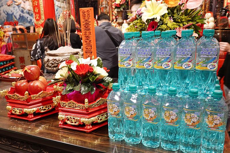 臺鹽公司連續十年贊助大甲鎮瀾宮遶境活動，並推出限量大甲媽聯名祈福瓶「台塩海洋鹼性離子水」。