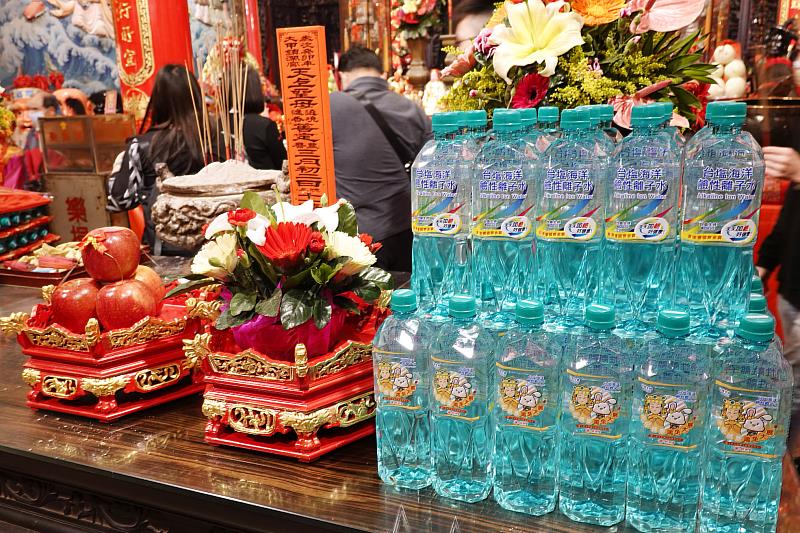 臺鹽公司連續十年贊助大甲鎮瀾宮遶境活動，並推出限量大甲媽聯名祈福瓶「台塩海洋鹼性離子水」。