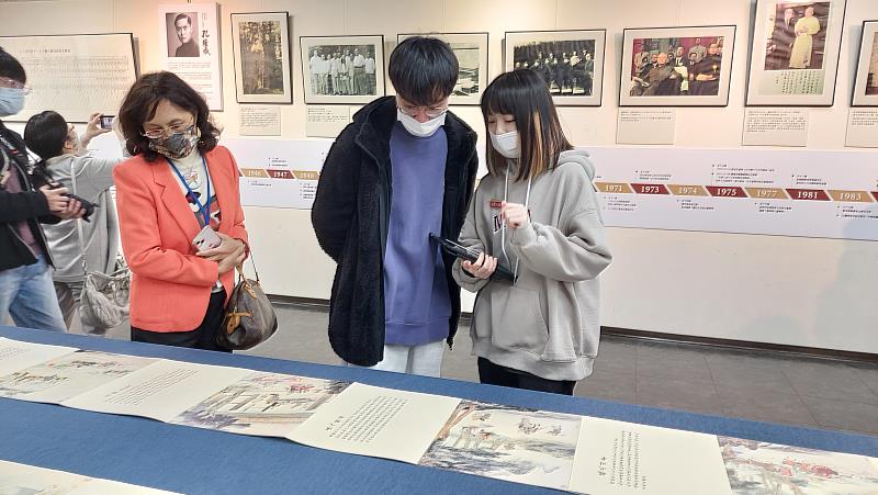 東吳大學學生擔任文物導覽大使，向貴賓、學生進行文物導覽