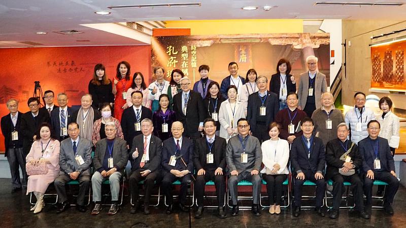 圖三、與會貴賓合照。（第一排由左至右依序為唐瑜凌先生、奉祀官夫人、孔垂長奉祀官、詹乾隆副校長、錢復董事長、李克明博士、林垂宙博士、朱甌博士、梁筱娟女士、林蔚芳教學總監）