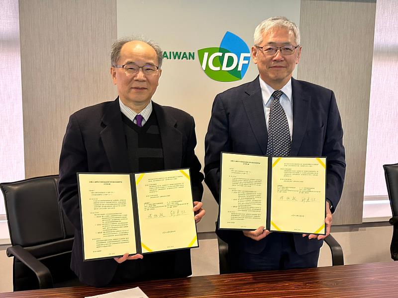 國合會項恬毅秘書長(右)及中華民國放射線醫學會邱宏仁理事長(左)簽約後合影。