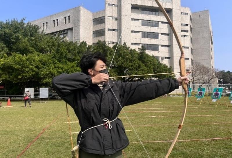 學生體驗原住民傳統弓箭