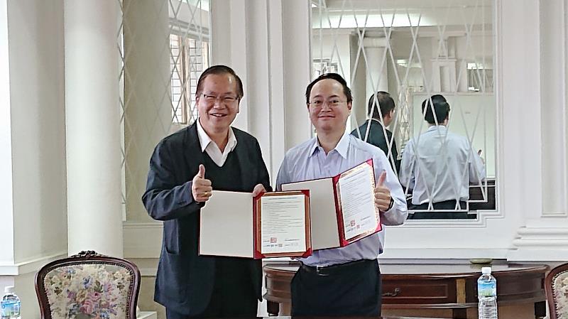 南華大學林辰璋副校長(左)與愛之味股份有限公司陳志展總經理(右)簽署產學合作協定。