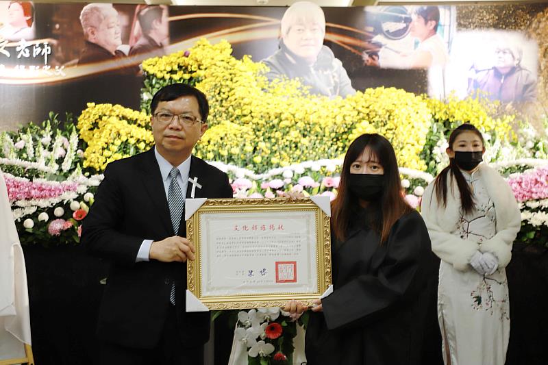 文化部常務次長李連權(左)頒贈文化部旌揚狀，由張展之女張毓珊女士代表受贈。