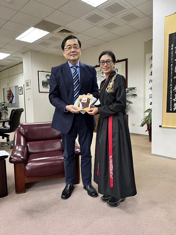 朱嘉雯主任帶隊拜訪趙涵捷校長，阮氏玉賢致贈越南名產草莓乾。