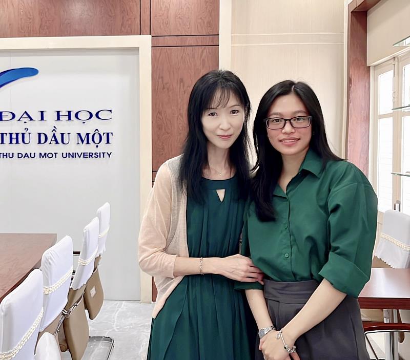 東華大學華語文教學國際博士班朱嘉雯主任於越南土龍木大學與阮氏玉賢同學開心合照。