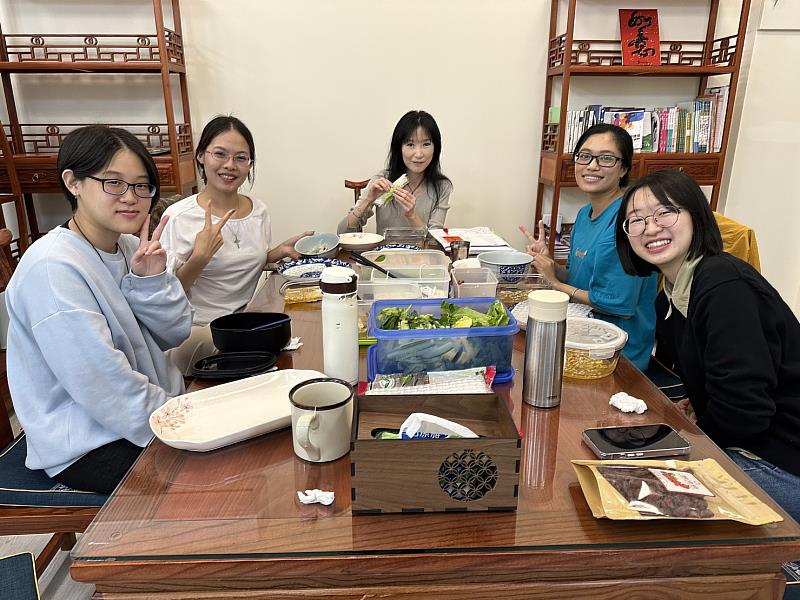 華語文教學國際博士班同學親手製作越南料理邀請朱嘉雯主任及同仁共享。