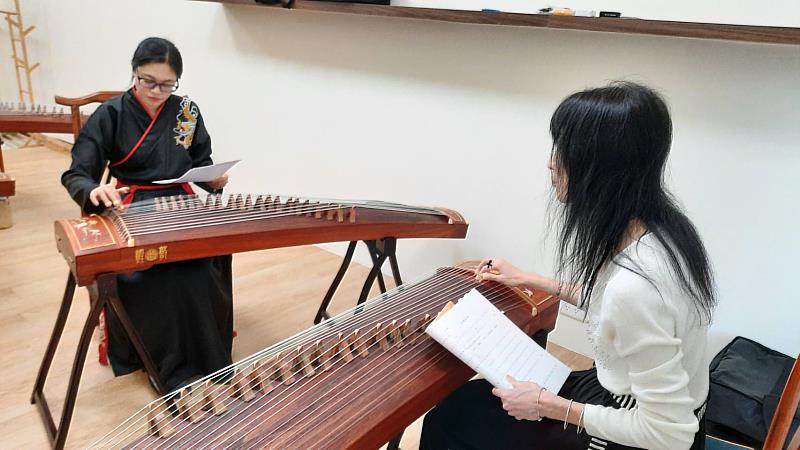 東華大學華語文教學國際博士班朱嘉雯教授親自教授阮氏玉賢古箏彈奏。