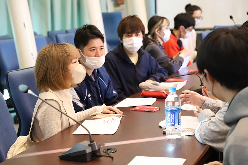 高科大徵招應日系大三、大四學生擔任接待人員，學生流暢的語言表現，展現出高科大在工、電領域之外迥然不同的教育成果。圖為日本學生。