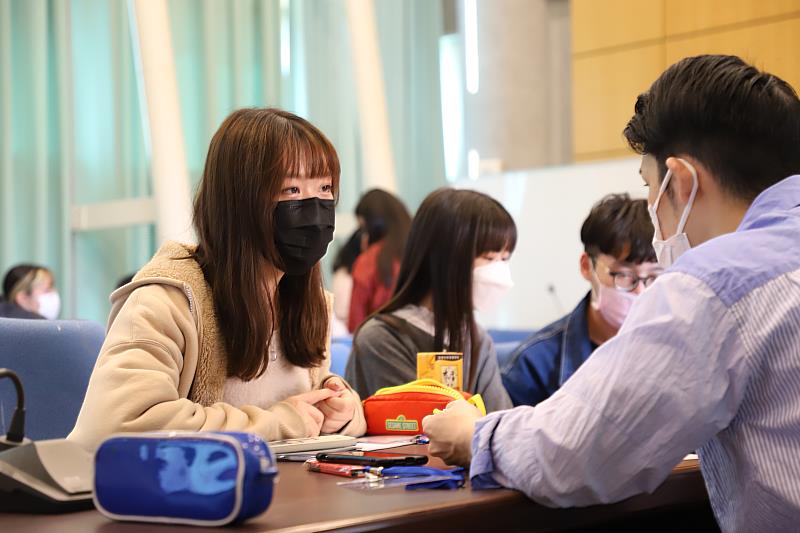 高科大徵招應日系大三、大四學生擔任接待人員，學生流暢的語言表現，展現出高科大在工、電領域之外迥然不同的教育成果。圖中面向鏡頭者為台灣學生。