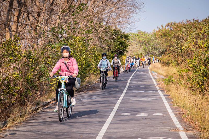 嘉藥師生一同騎車漫步在中洲里秘境小道中