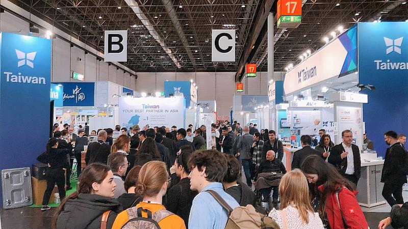 2.貿協過去於展中辦理Happy Hour，吸引大量買主到訪臺灣館。