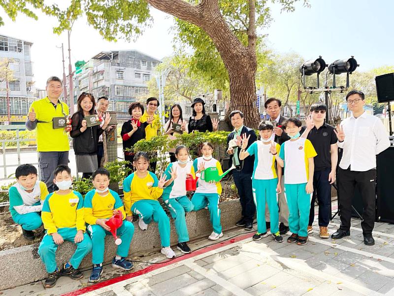 文化大學王淑音副校長(中粉紅上衣)種下四號樹苗與來賓及大理國小師生合影