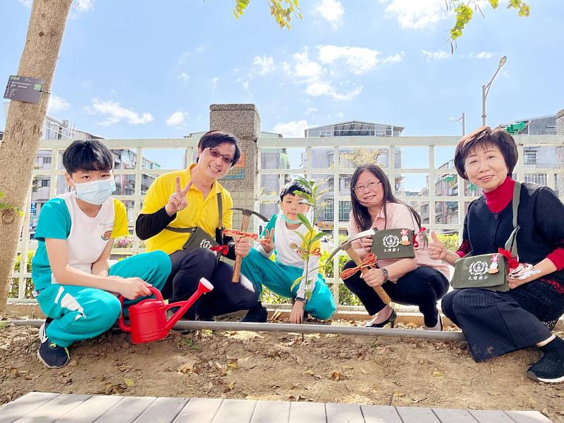 協會陳宏美秘書(右)文化大學王淑音副校長(中)，大理國小楊聖哲校長(左) 與小朋友一起種樹