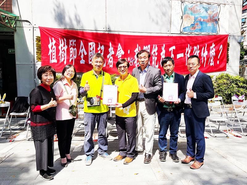 植樹節來賓協會秘書陳宏美老師(左一)文化大學王淑音副校長(左二)陳宇華理事(左三)大理國小楊聖哲校長(中央)張火木秘書長(右三)，U.CR+必和創意設計  蔣琦瑤 總經理 (右二)大理國小家長會蔡天昇(右二).jpg