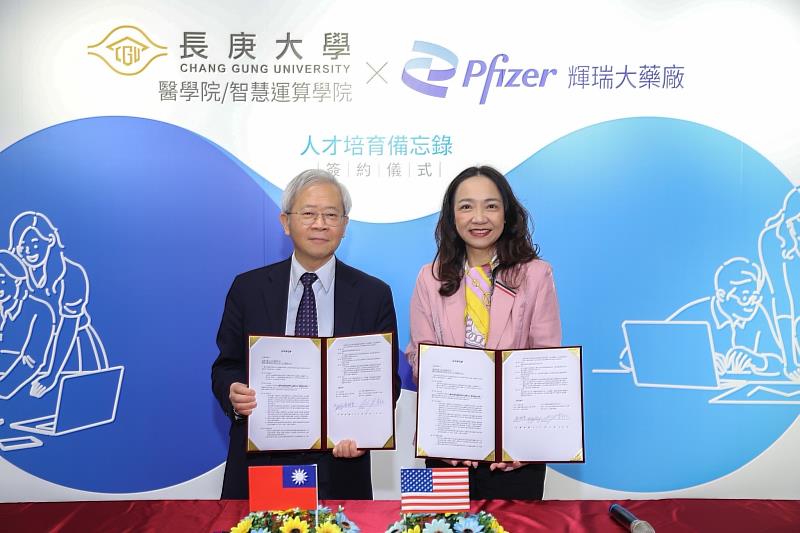 湯明哲校長(圖左)與葉素秋總裁(圖右)代表簽署人才培育備忘錄。