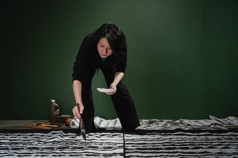 王貞懿特別為樂埔町量身創作，運用大量水墨暈染、及顏料特殊流動方式，將山水元素延伸帶進書畫和餐盤裡。