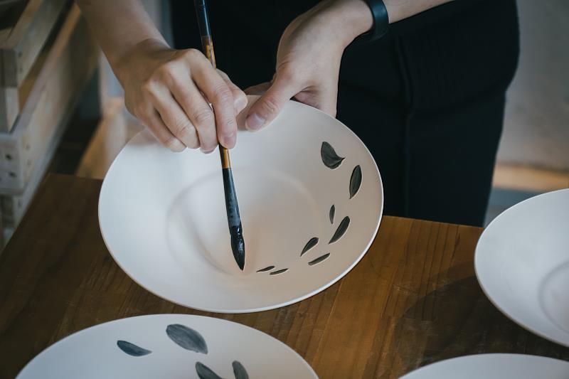 時藝多媒體邀請鶯歌陶瓷品牌「陶聚」為樂埔町訂製手工器皿，並由王貞懿親筆手繪。