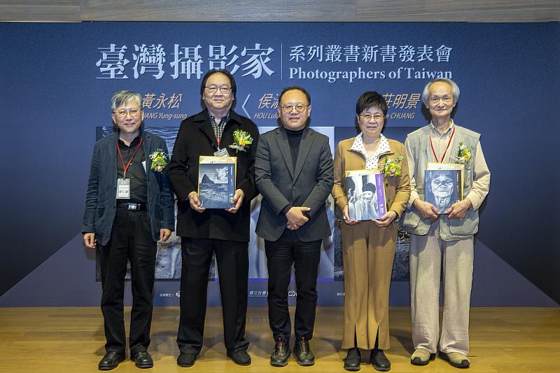 今年《臺灣攝影家》系列叢書第六輯出版《莊明景》（左2）、《黃永松》（右1）、《侯淑姿》（右2）共3冊攝影家專書，由文化部長史哲（中）致贈書籍，並頒發感謝狀。