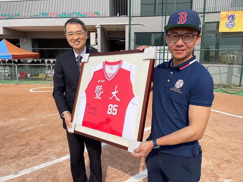 暨大致贈香港壘球總會聯賽主席柯子超暨大編號85號球衣，祝賀香港壘球總會85週年生日快樂。