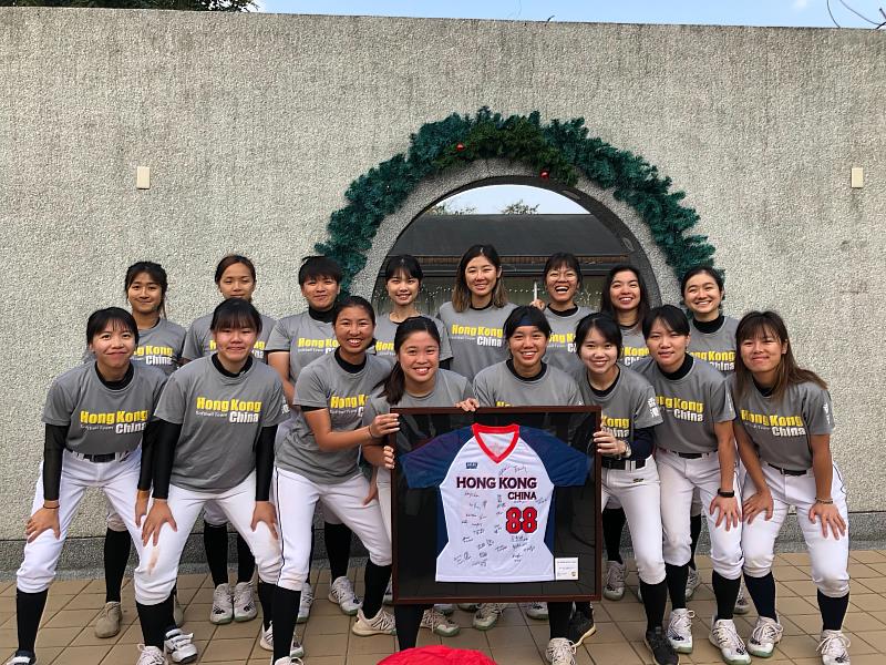 香港U23女子壘球代表隊致贈象徵大吉大利編號88號的香港隊球衣給協助舉辦賽事的暨大。
