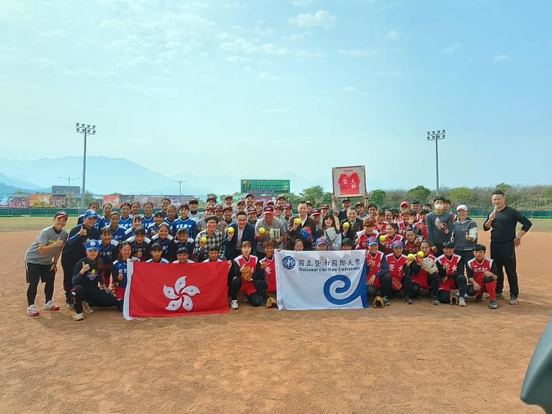 暨大女壘隊與香港U23女子壘球代表隊合影。