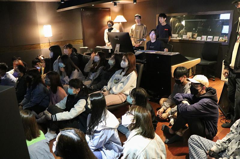 圖二：世新廣電系學生賞析阿泰老師製作的作品，直呼收穫滿滿