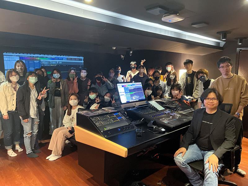 圖一：世新大學廣電系邀請混音大師陳陸泰「阿泰老師」（前排右一）為學生授課