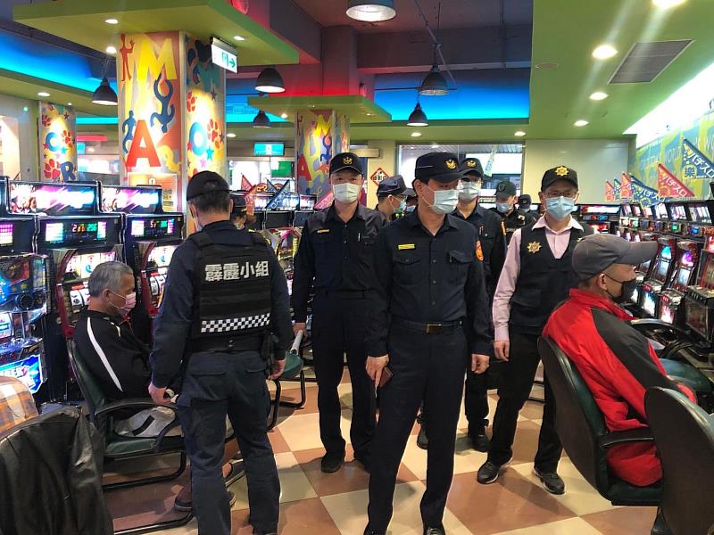 打擊黑幫囂張氣焰  臺東縣警察局9日晚由陳錦坤局長(前)親帶隊實施｢幫派組合專案臨檢勤務｣ 饒縣長要求展現強力執法決心