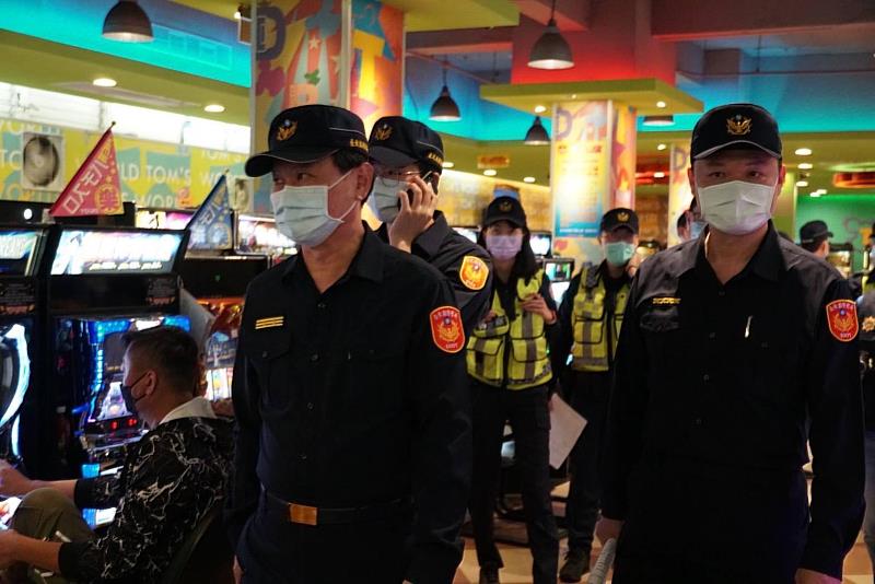 打擊黑幫囂張氣焰  臺東縣警察局9日晚由陳錦坤局長(前)親帶隊實施｢幫派組合專案臨檢勤務｣ 饒縣長要求展現強力執法決心