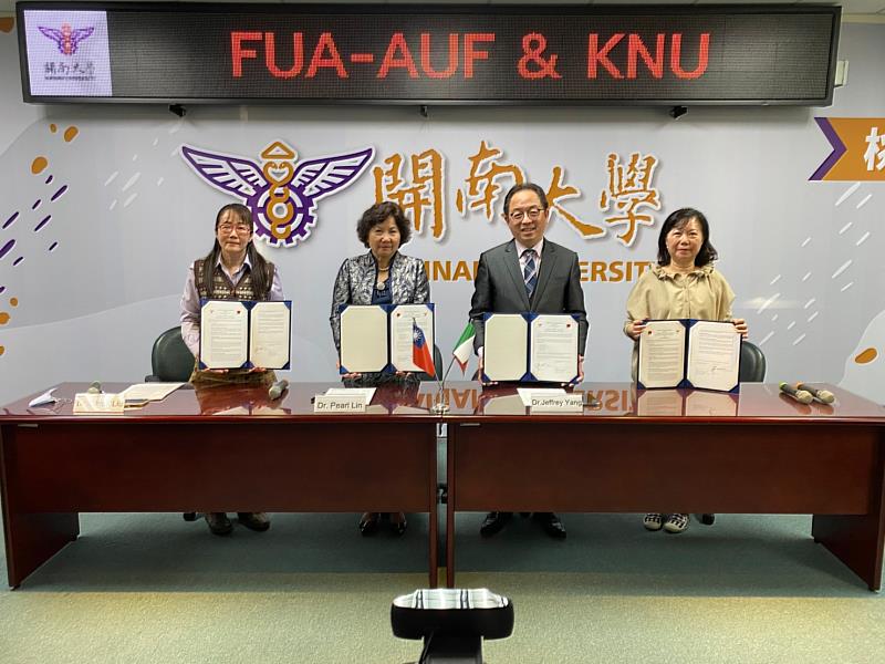開南大學林玥秀校長（左二）、國際及兩岸事務處楊勝評處長（右二）、觀光運輸院高秋英教授（右一），華語中心劉雪蕊主任簽約後合影。
