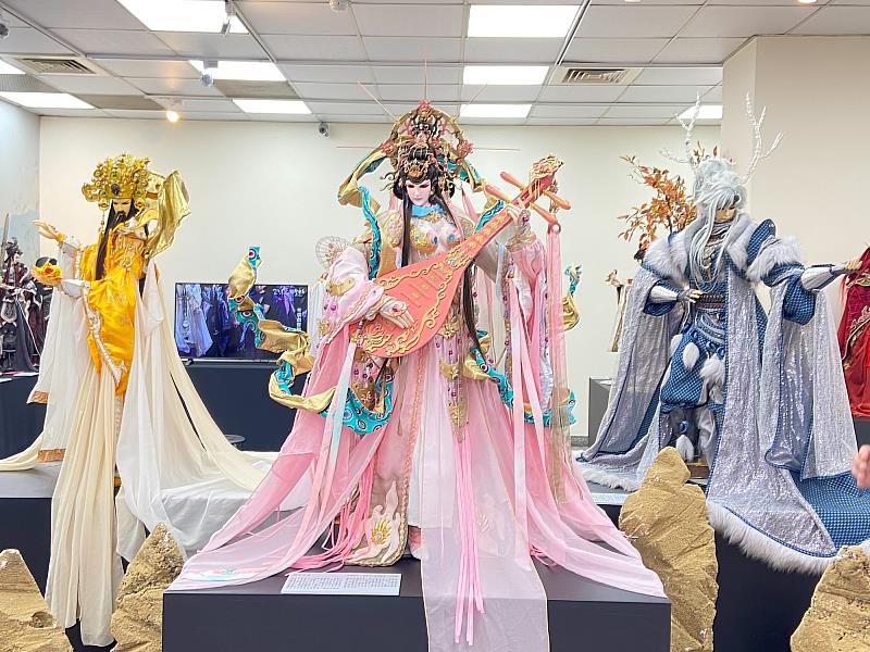 左起〈中寮安溪城隍爺〉、〈辯才天女〉、〈白鹿王〉