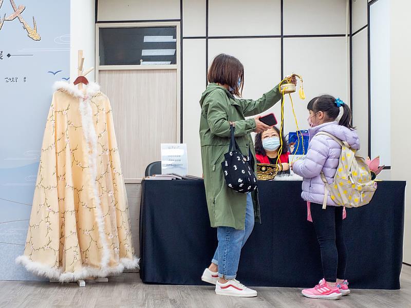 展區現場提供cosplay道具讓民眾自由裝扮