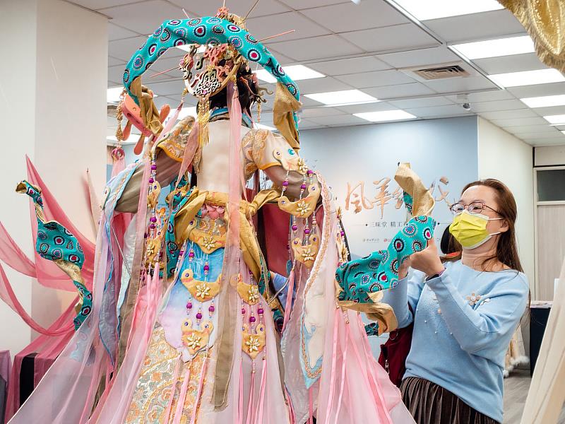 民眾拍攝本次首展之戲偶〈辯才天女〉