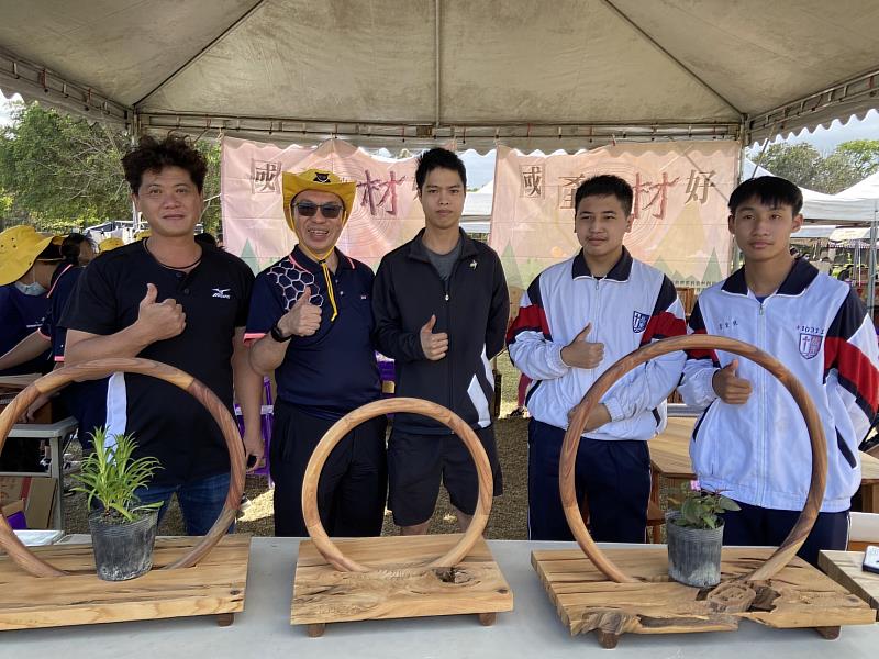 森活市集融入五感體驗，手作之森、香氛之森、飲食之森、閱讀之森、公益之森。公東高工帶來精美的國產材作品。