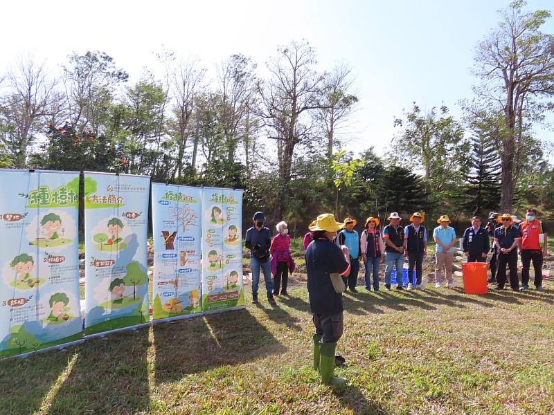 植樹活動融入護樹理念，林管處宋俞賢技士講解植樹步驟與護樹的正確觀念。