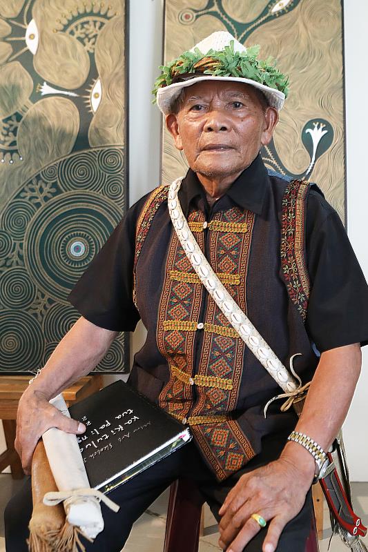 許坤仲藝師自2012年起配合文化部進行師徒制的排灣族口鼻笛傳習計畫至今，圖為其2022年出席傳習計畫藝生審查