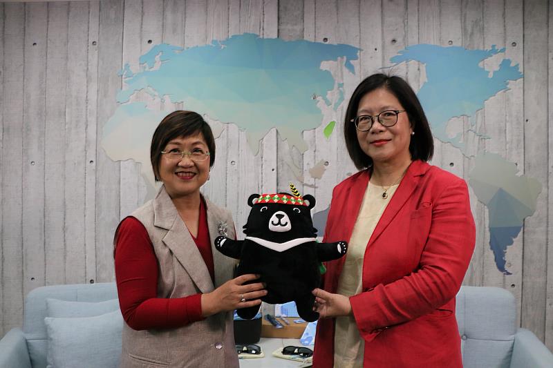 徐佳青(左)致贈紀念品-福沙阿熊予管碧玲(右)