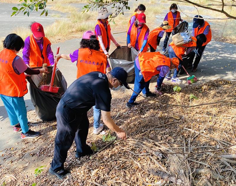 高雄市救國團慶祝青年節關懷環境 親山淨山 守護步道之美