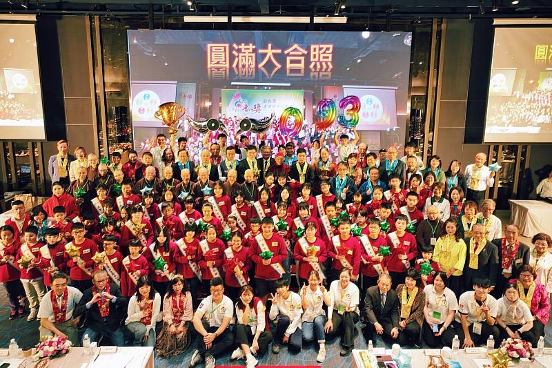 第13屆靈鷲山全國普仁獎頒獎典禮，3月12日在新北市貢寮區福容大飯店舉行，全體合影。（圖由靈鷲山佛教教團提供）